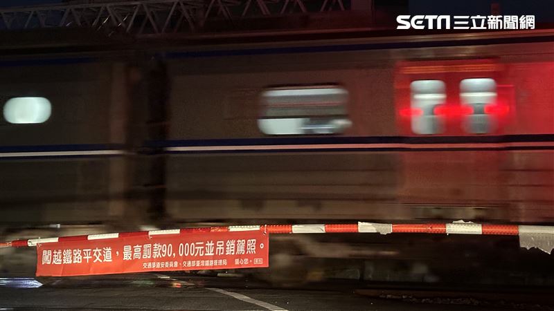 台灣新聞通訊社-禍不單行？自強號故障…接駁車離站10分鐘就撞到人！男命危送醫未脫險