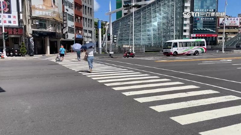 台灣新聞通訊社-女路人被按喇叭回嗆「叭三小」男騎士脾氣爆炸「搶手機摔爛」下場曝