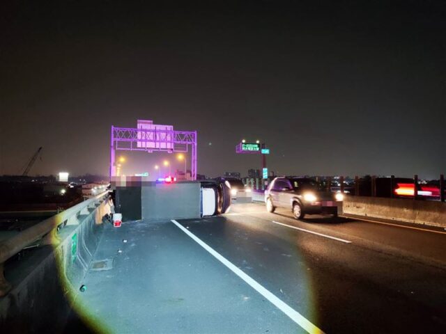 台灣新聞通訊社-高雄88快速道路轎車、小貨車碰撞　4人坐車斗1男彈飛6公尺橋墜亡