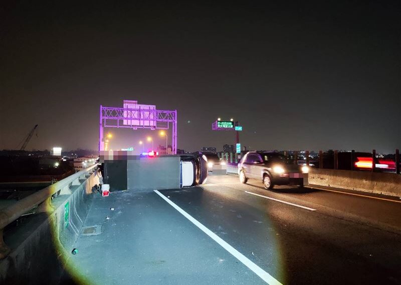 台灣新聞通訊社-高雄88快速道路轎車、小貨車碰撞　4人坐車斗1男彈飛6公尺橋墜亡