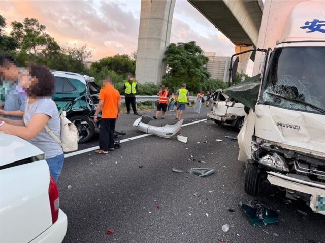 台灣新聞通訊社-國道1號平鎮段大貨車追撞下交流道車隊　4車連環撞8人受傷