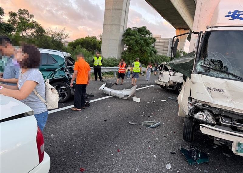 台灣新聞通訊社-國道1號平鎮段大貨車追撞下交流道車隊　4車連環撞8人受傷