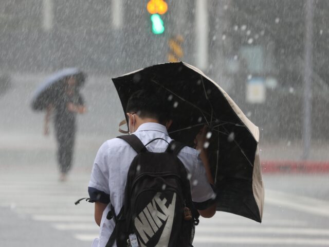 台灣新聞通訊社-東北季風+潭美颱風環流影響！北部降雨顯著 1地區達停班課標準