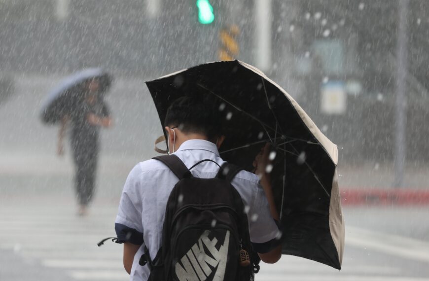 台灣新聞通訊社-東北季風+潭美颱風環流影響！北部降雨顯著 1地區達停班課標準