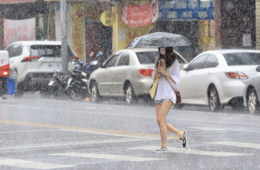 台灣新聞通訊社-康芮估今晚出海明風雨趨緩 新北晚間8點宣布是否放颱風假