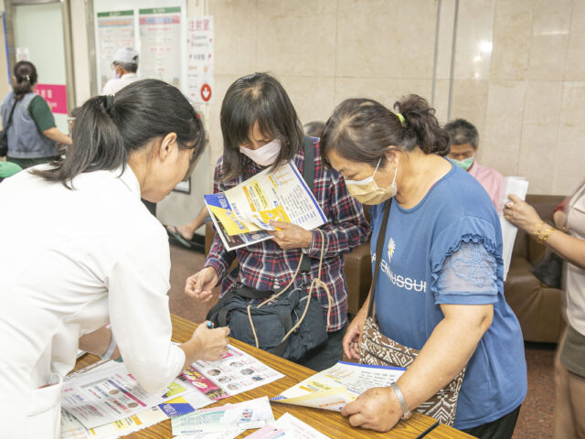 台灣新聞通訊社-注意肌少症上身 二基醫師問誰走樓梯到診間? 舉手屈指可數