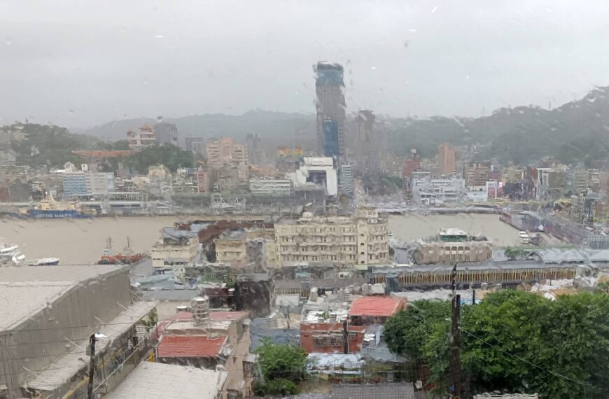 台灣新聞通訊社-基隆港變黃海嚇到在地人？網友秀老照片 指大雨後常見