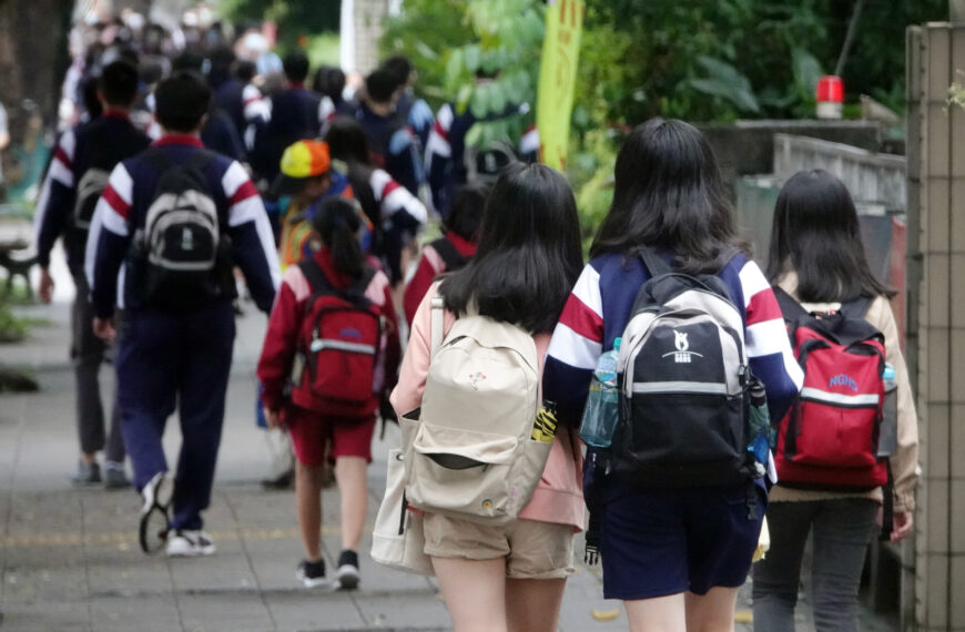 台灣新聞通訊社-影／電車內外國男突「滑行秀舞技」 日本人傻眼批：讓人不安