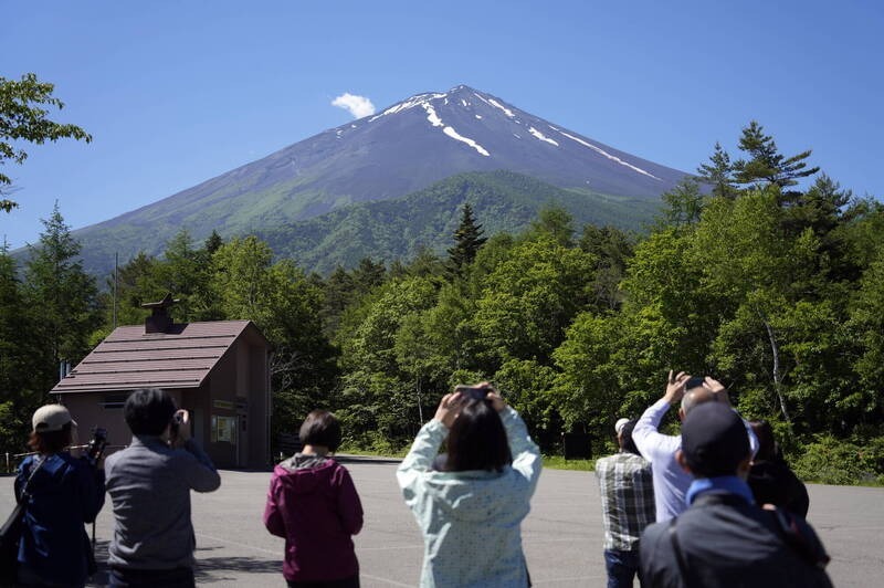 台灣新聞通訊社-富士山迄今未見「初冠雪」 創130年最晚紀錄