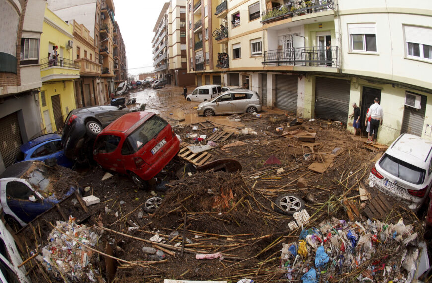 台灣新聞通訊社-道路、城鎮被淹沒…西班牙瓦倫西亞豪雨成災 暴洪釀51人死亡