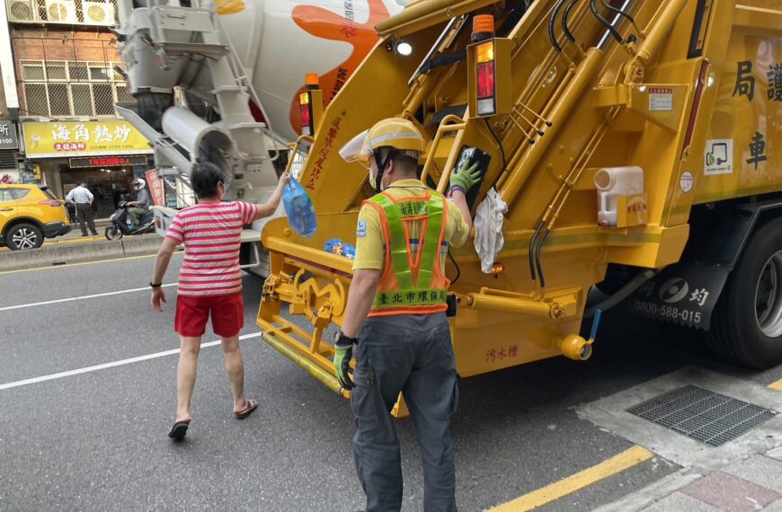 台灣新聞通訊社-康芮強颱撲台 北市明天停班課垃圾也暫停收運