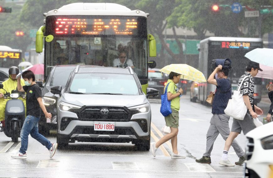 台灣新聞通訊社-鋒面通過、東北風影響 3縣市大雨一路下到明晨