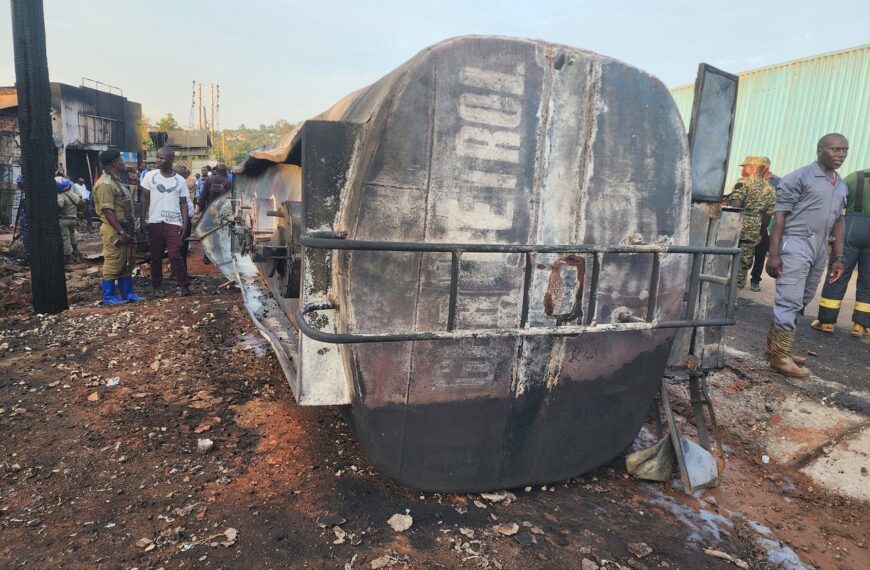 台灣新聞通訊社-烏干達油罐車翻覆爆炸引發大火 造成至少10死