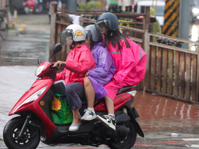 台灣新聞通訊社-潭美+東北季風挾強風豪雨 未來24小時降雨高峰 強風不侷限沿海