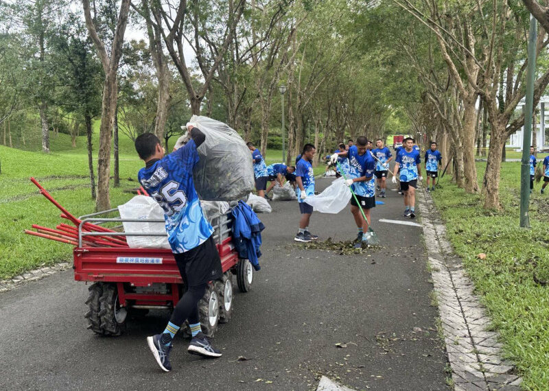 台灣新聞通訊社-棒球》羅工棒球隊「吃果子拜樹頭」 到羅東運動公園協助災後復原