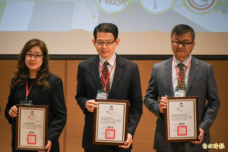 台灣新聞通訊社-前少將發言人投身社福 羅紹和率安德烈獲頒社會團體公益貢獻金獎