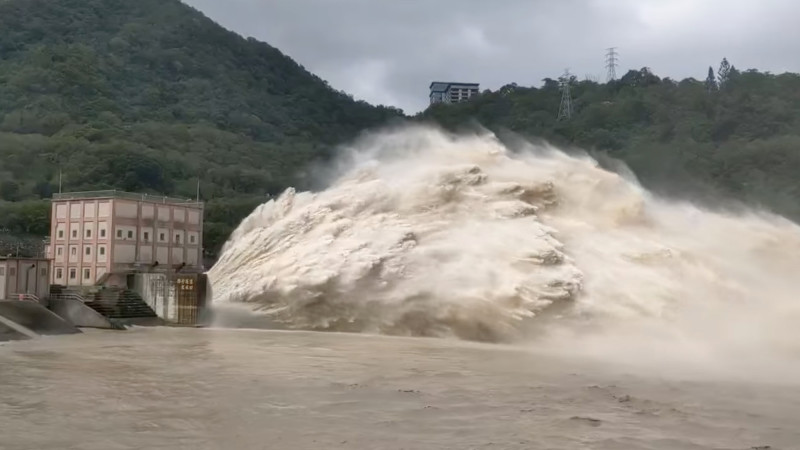 台灣新聞通訊社-石門滿庫溢流！全台6水庫放水中