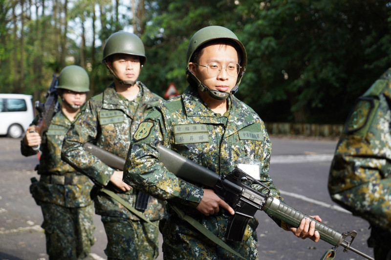 台灣新聞通訊社-政大首次舉辦教召 後備軍人全副武裝行軍3公里