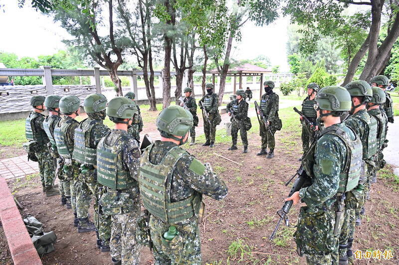 台灣新聞通訊社-56歲退役上校黃鍾昌參加教召 軍方：今年還有期別更高的他參加