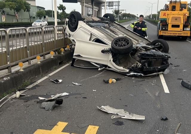 台灣新聞通訊社-命大！自撞BRT護欄翻覆「愛車四輪朝天」28歲男只受輕傷…爬出車外逃生