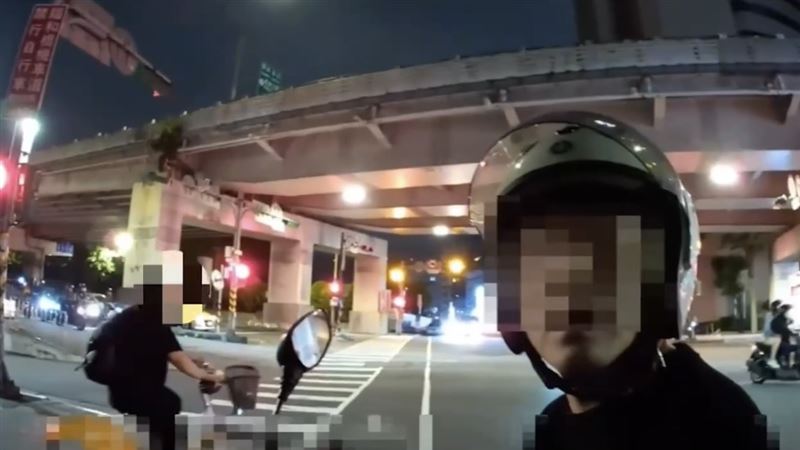 台灣新聞通訊社-邊騎車邊滑手機GG了！北市男喊「我沒問題」下秒11顆大麻種子全被搜