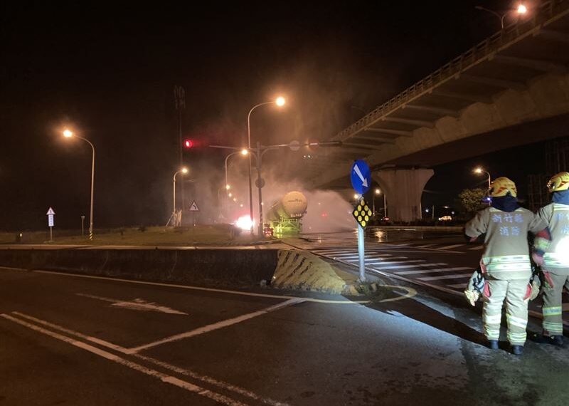 台灣新聞通訊社-緊急戒備！氧氣槽車台61線「輪胎起火」火勢波及槽體　火調初判原因出爐