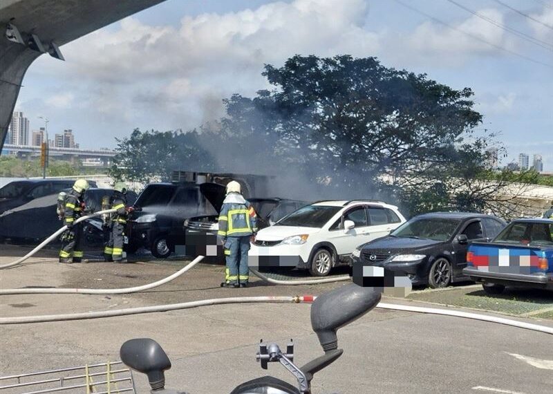 台灣新聞通訊社-快訊／北市萬板大橋河堤停車場1車爆炸起火　濃煙竄天3車燒毀