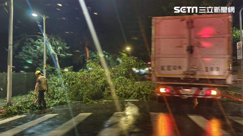 台灣新聞通訊社-「康芮」狂風暴雨！北市樹木倒逾「2000棵」　工務、環保局全力清理