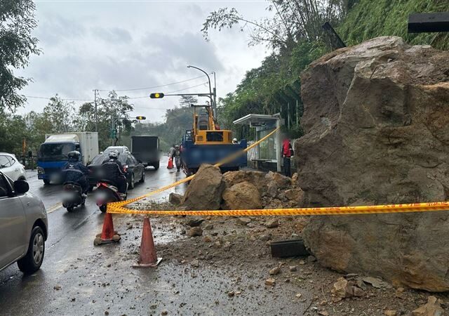 台灣新聞通訊社-快訊／連日豪雨沖刷　汐止康寜街土石崩落畫面曝光