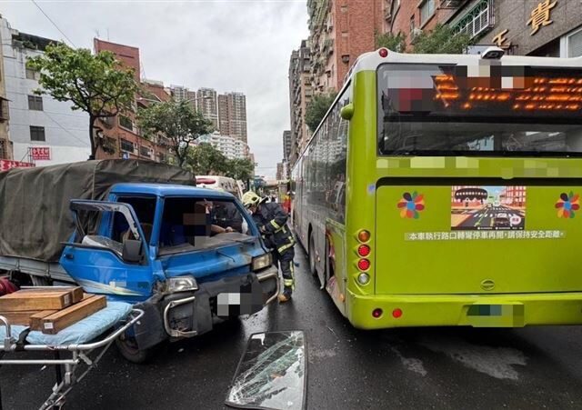 台灣新聞通訊社-三重貨車「鬼切」遭追撞　「甩尾飄移」失控撞公車