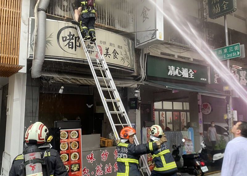 台灣新聞通訊社-颱風助長火勢！台中小吃店竄火煙⋯延燒4鄰居　1男救出後無心跳