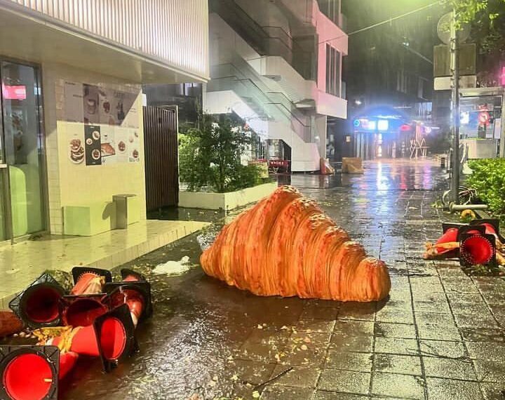 台灣新聞通訊社-颱風送早餐！街頭驚見「巨大可頌」橫躺路中央　一票人喊：能吃一個禮拜