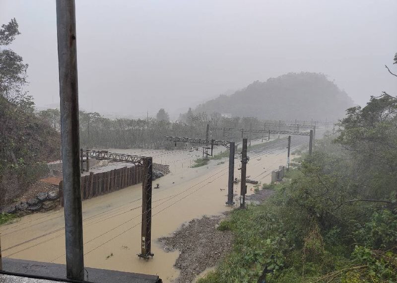 台灣新聞通訊社-豪大雨特報！宜蘭紅色警戒　台鐵「軌道遭淹」南澳高中、蘇澳海事停班課