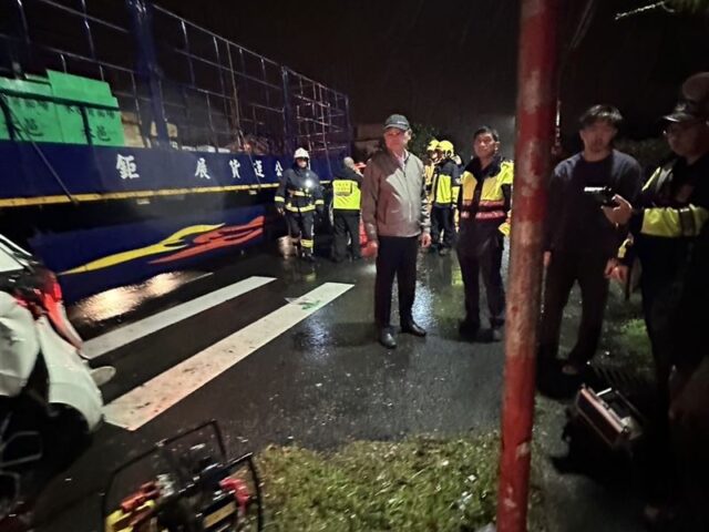 台灣新聞通訊社-宜蘭今天凌晨聯結車與自小客車碰撞！3人送醫不治