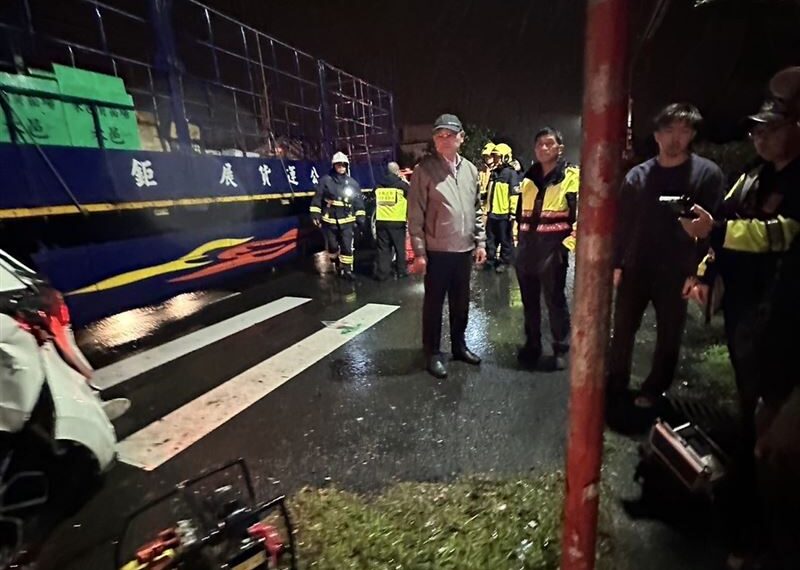 台灣新聞通訊社-宜蘭今天凌晨聯結車與自小客車碰撞！3人送醫不治