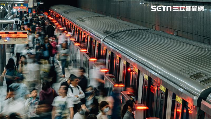 台灣新聞通訊社-北捷提修法站內賣飲食！議員批「只能賣不能吃」不合理：不怕蟑螂老鼠？