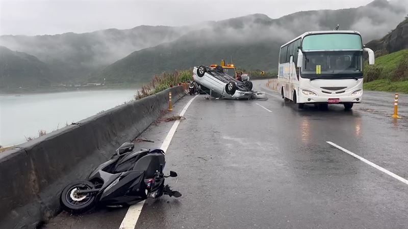 台灣新聞通訊社-台2線事故頻傳！小客車翻覆、機車犁田　疑天雨路滑釀禍