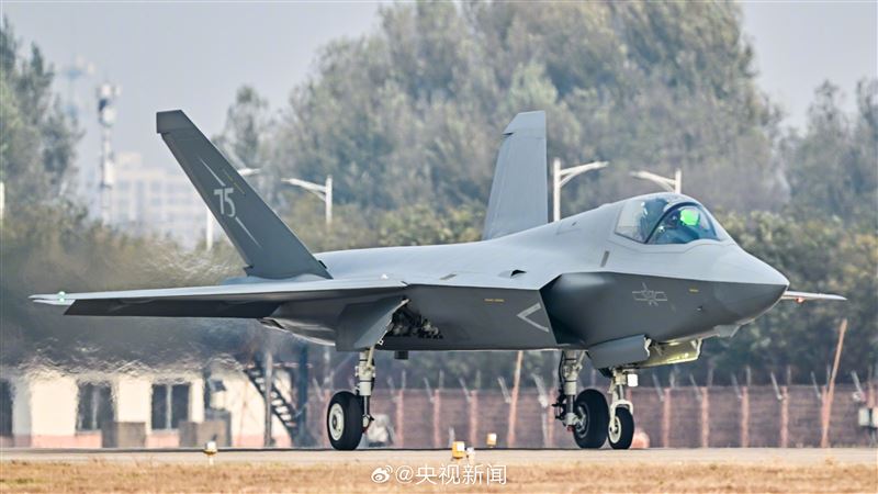 台灣新聞通訊社-共軍殲-35清晰照曝光！外型激似美軍F-35　陸專家喊：可當航母艦載機