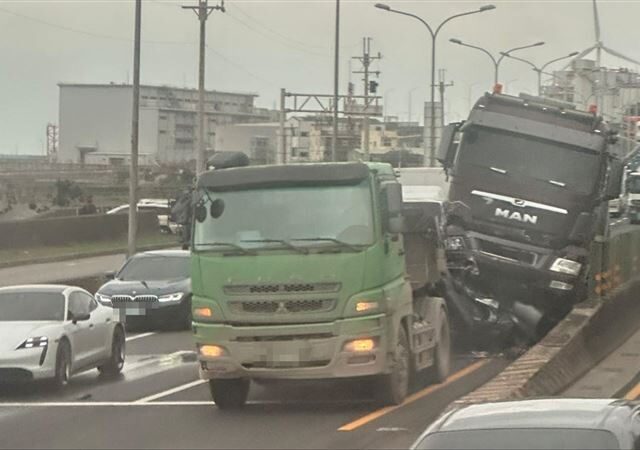 台灣新聞通訊社-台61線南下15.6公里2聯結車+1汽車追撞　雙向全線封閉