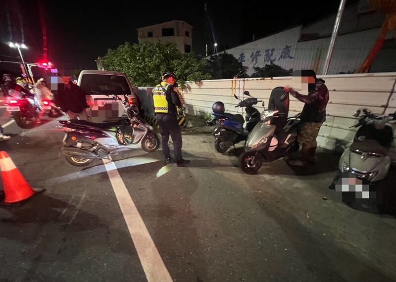 台灣新聞通訊社-台南文賢派出所前多車車禍！2轎車8機車撞一團　4騎士受傷送醫