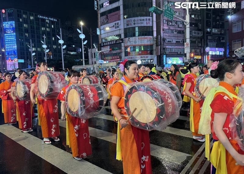 台灣新聞通訊社-2024青山王祭／睽違117年藝閣車重回艋舺　三颯舞再現「櫻花妹」狂吸粉