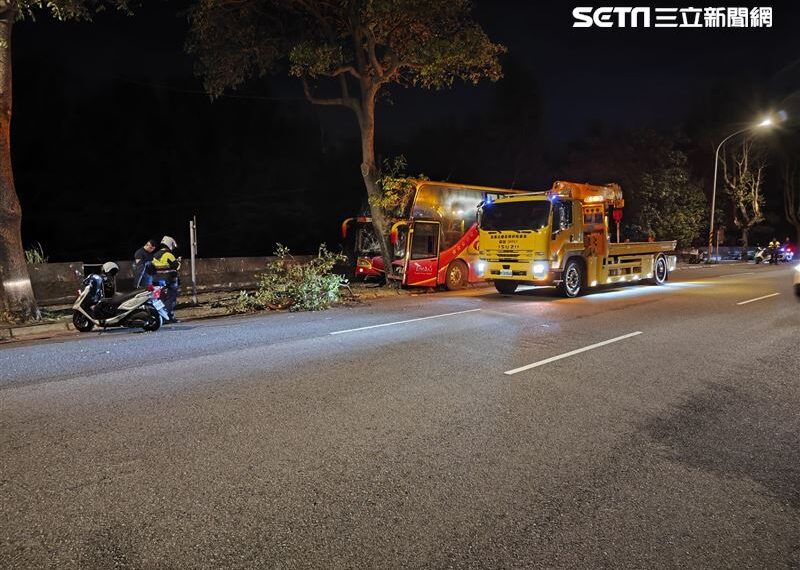 台灣新聞通訊社-司機腿部骨折！育達高中校車自撞路樹　7學生受傷急送醫