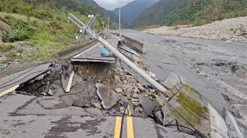 台灣新聞通訊社-強降雨溪水暴漲！宜蘭南澳道路淘空慘況曝光　碧候溫泉恐停業