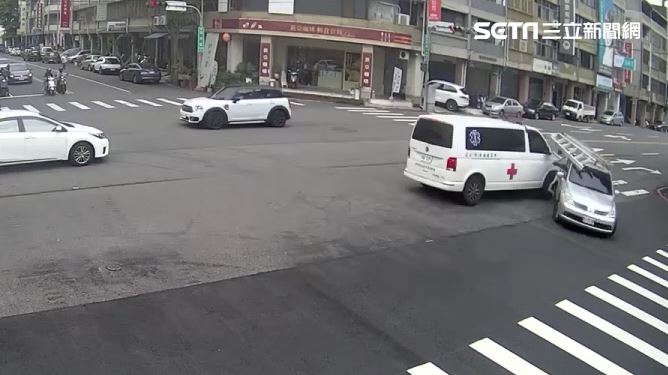 台灣新聞通訊社-載病患車速飆破百！台中救護車路口撞轉彎車…今年民間救護車釀5起事故