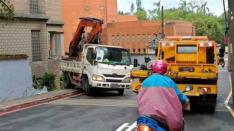 台灣新聞通訊社-新／貨車載怪手失控倒退嚕　撞倒真理大學圍牆