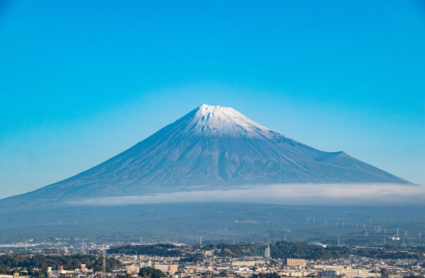 台灣新聞通訊社-富士山「白頭」了！迎130年來最晚初冠雪　絕美畫面曝