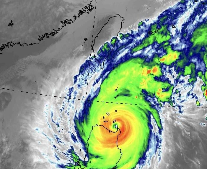 台灣新聞通訊社-颱風銀杏清晰颱風眼曝！環流紮實「雨彈狂炸5地」　豪雨警戒區一次看