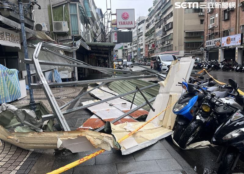 台灣新聞通訊社-連機車都被掃倒！康芮颱風逐漸遠離　北市民宅遭鐵皮砸破窗