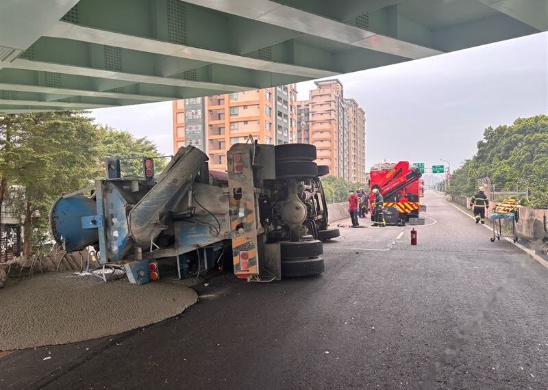 台灣新聞通訊社-快訊／水泥車自撞水源快速道路匝道牆翻車　駕駛受困車頭1小時送醫不治