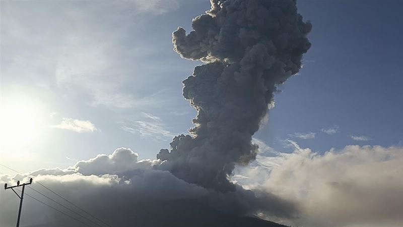 台灣新聞通訊社-印尼東部火山又噴發　灰雲直衝8000公尺高空